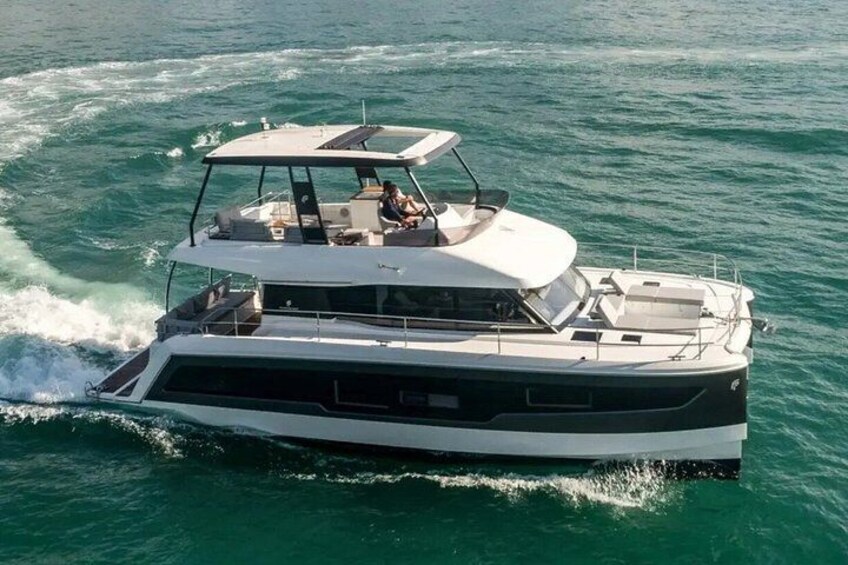 Un grand yacht blanc et noir sur l’eau. 1
