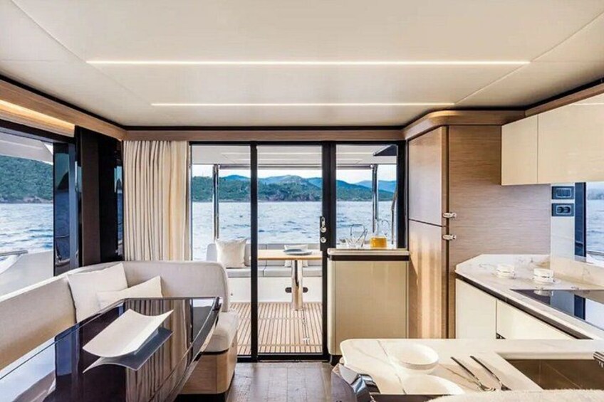 Een modern interieur met een eethoek, keuken en uitzicht op het water. 4