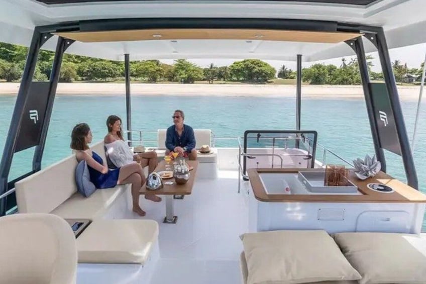 Uno yacht con ponte coperto, posti a sedere e zona pranzo. 2