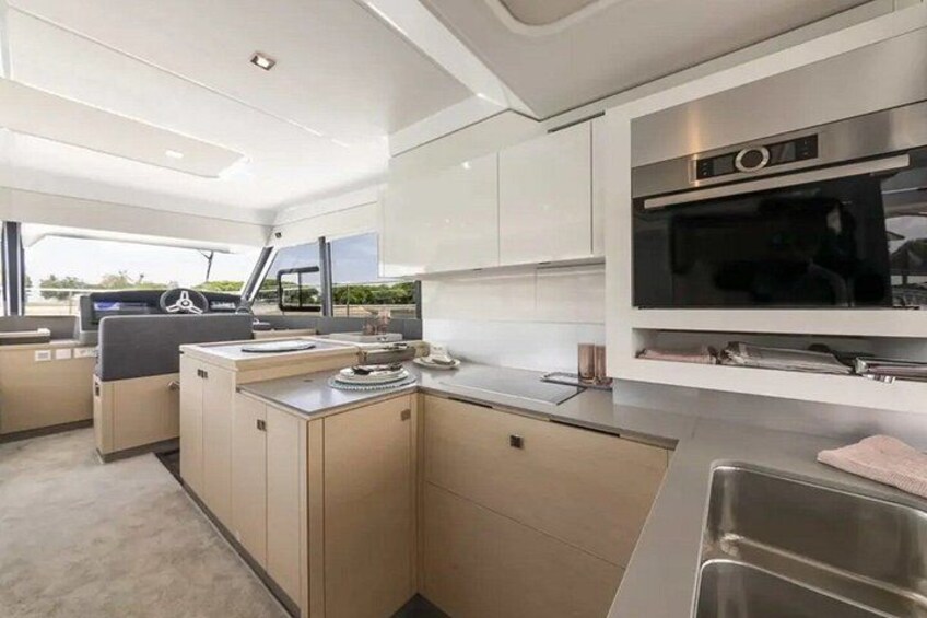 Een moderne keuken met een fornuis, spoelbak en een zithoek. 5