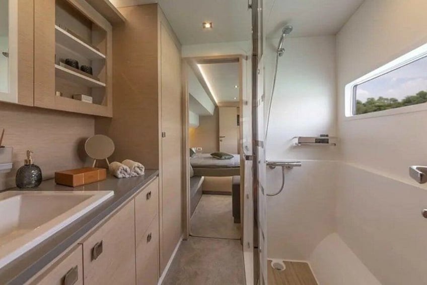 Een moderne badkamer met een douche, toilet en wastafel. 4