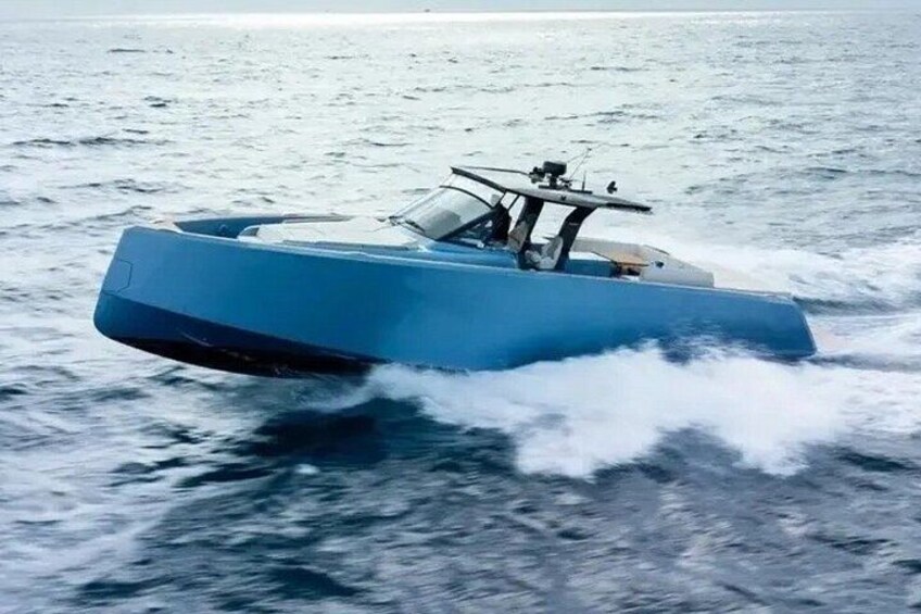 Un velero azul navegando sobre el océano. 1