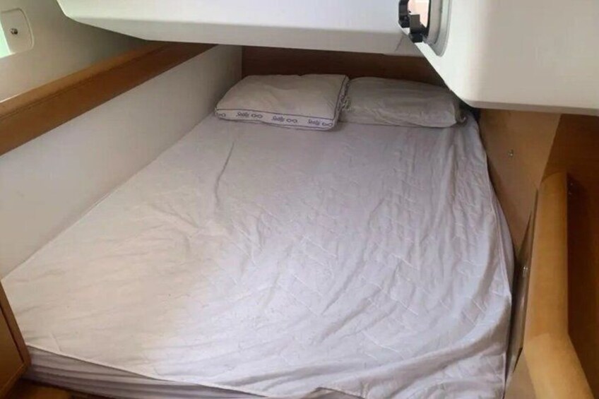 Een stapelbed met witte beddengoed en een kussen. 3