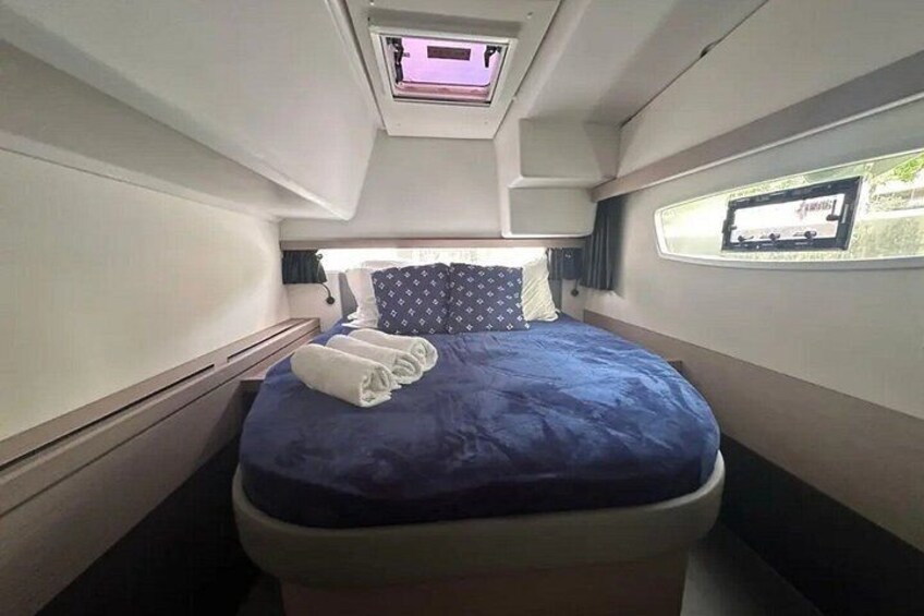 Une petite chambre étroite, avec un lit simple, une petite fenêtre et un luminaire au plafond. 5