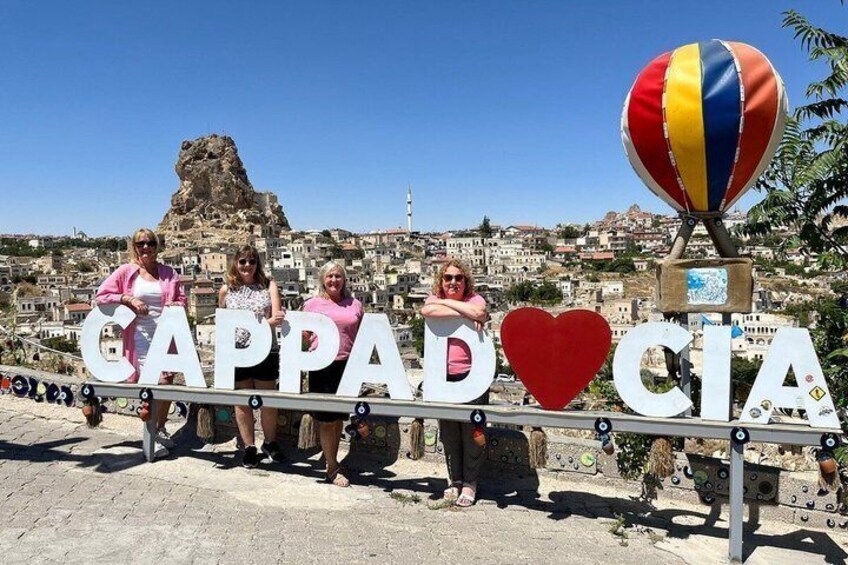 A sign with 'GAPPA D'CI' and a heart, with a hot air balloon in the background. 1