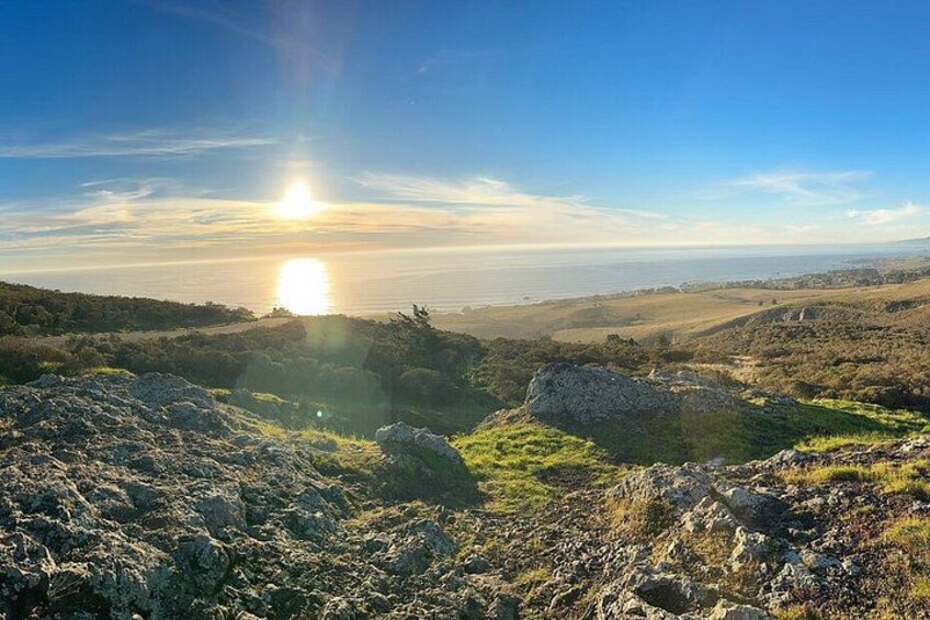Un paisaje montañoso con cielo despejado y el sol poniéndose o saliendo. 1