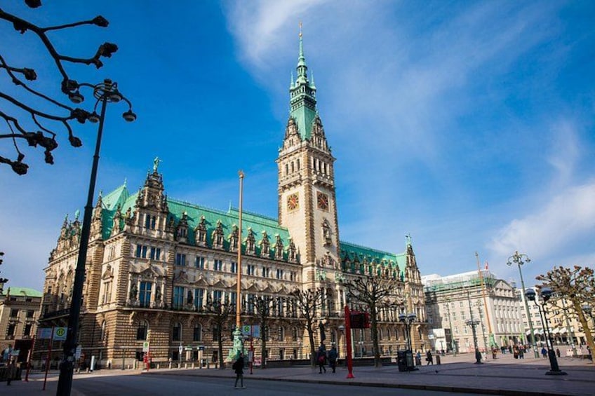 Ein historisches Gebäude mit einem markanten Turm und einem begrünten Dach. 2