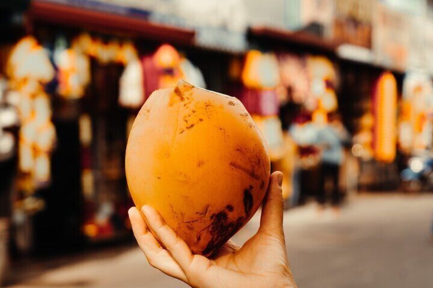 Een hand die een groot, oranje fruit vasthoudt. 5