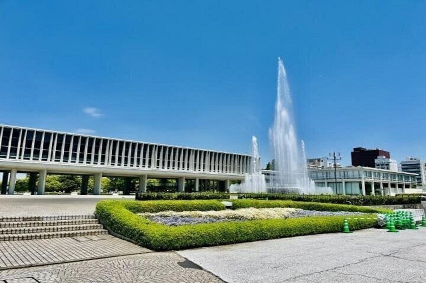 Un edificio moderno con una fontana antistante. 3