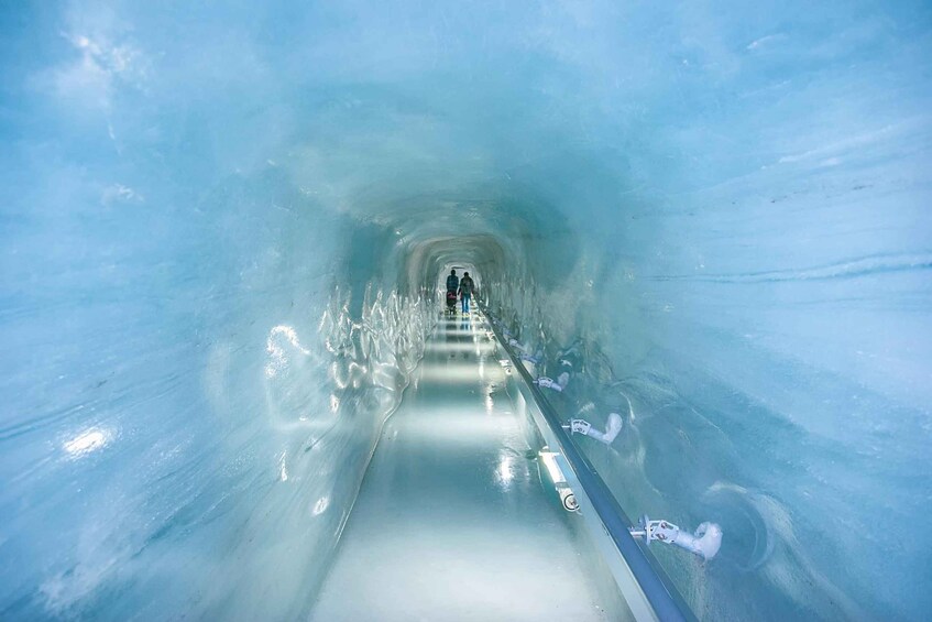 Tunnelissa on selkeä kulkuväylä, ja joku kävelee siinä. 1