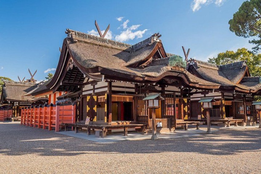 Een traditioneel Japans gebouw met een gebogen dak en houten constructie. 5