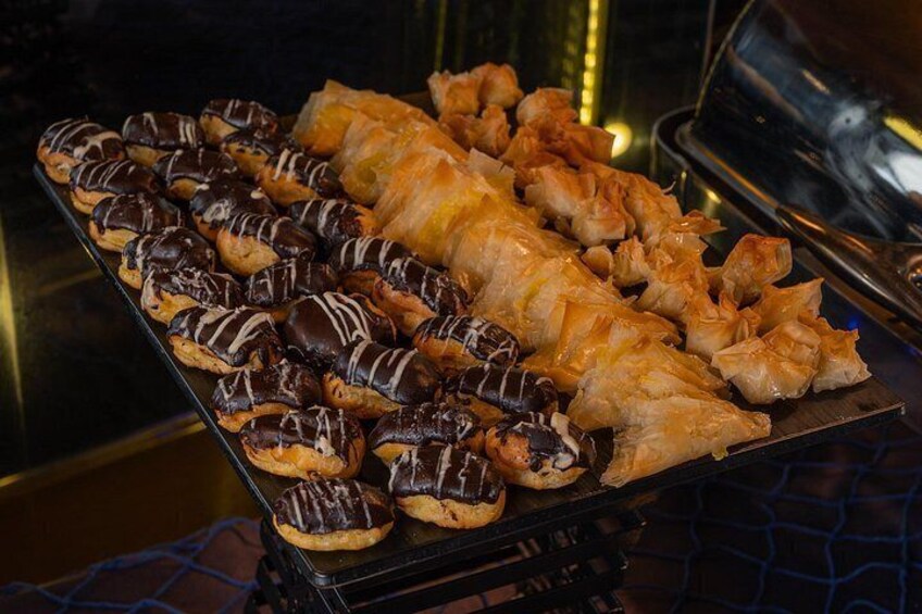 Luxury Dhow Dinner Cruise Abu Dhabi Yas Island 3