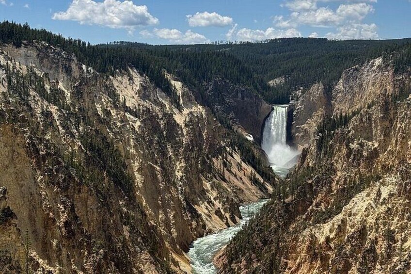 Un cañón con una cascada. 2