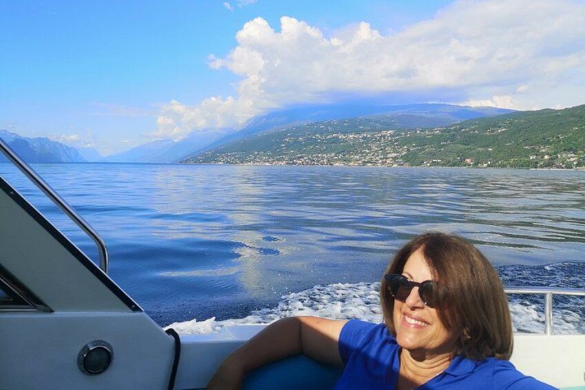 Eine Person in einem Boot vor einer Seen- und Berglandschaft. 5