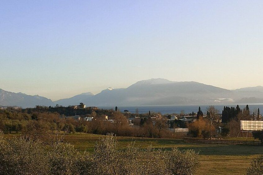 Eine Landschaft mit einem See, Bergen und Gebäuden. 4