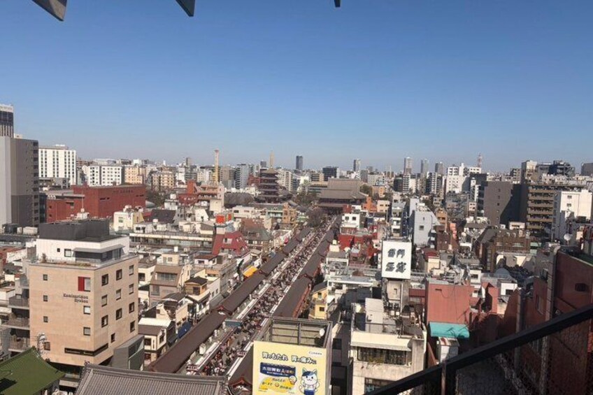 Paesaggio urbano con una strada trafficata, edifici e cielo sereno. 4