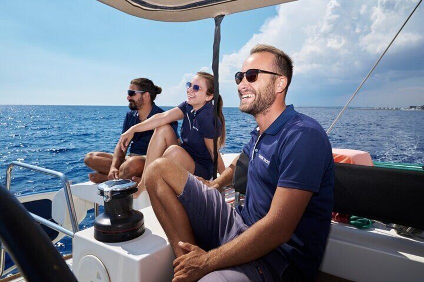 Tre persone su una barca con vista libera sul mare e sulla costa in lontananza. 4