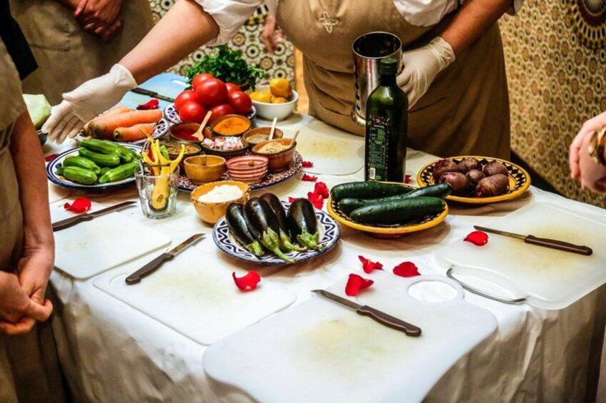 Ett bord med olika sorters mat och serveringsredskap, vilket antyder en måltid eller ett samkväm. 4