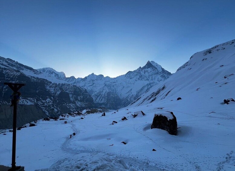 Ett snötäckt berglandskap med en klar himmel. 1