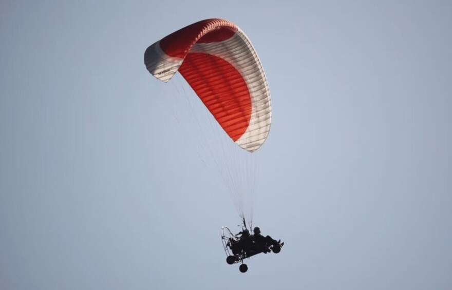 Vang vieng: Longtail boat&Paragliding & hotel pick-up 1