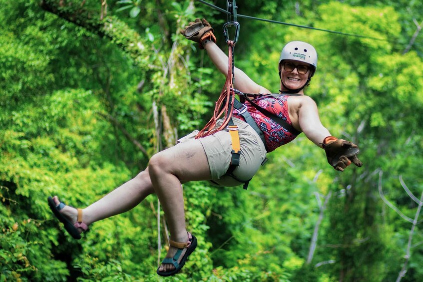 Iemand beleeft een zipline-avontuur door een bos. 2