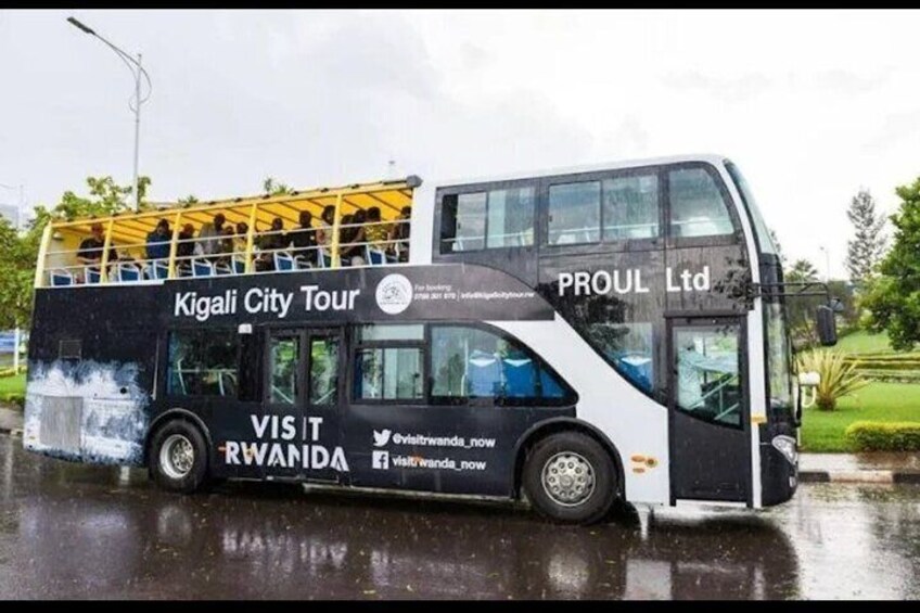 Un autobus à deux étages sur lequel on peut lire les inscriptions « Visite guidée de Kigali » et « VISITEZ LE RWANDA ». 2