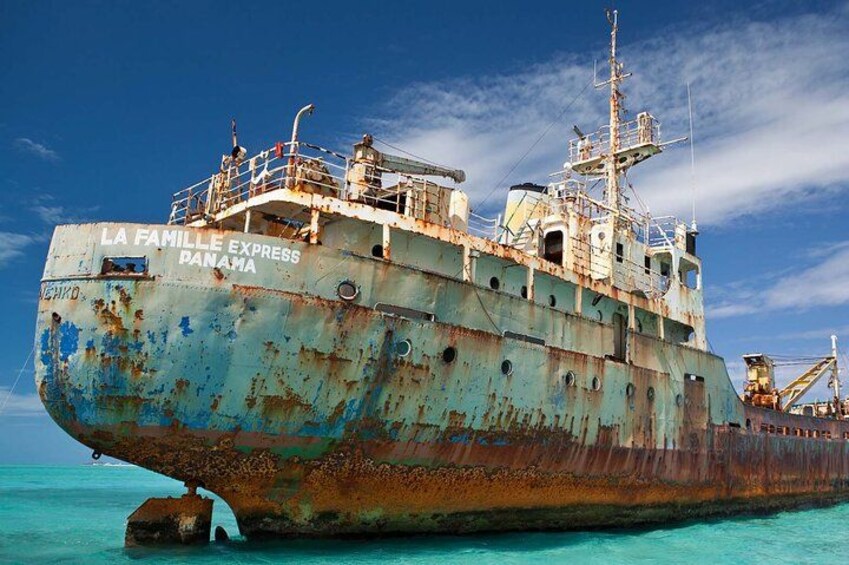 Un navire rouillé, baptisé « La Familia Express Panama », voguant sur des eaux d’un bleu limpide. 5