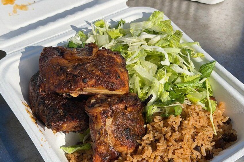 Un plat à emporter composé de viande grillée, de riz et d’une salade de légumes variés. 4