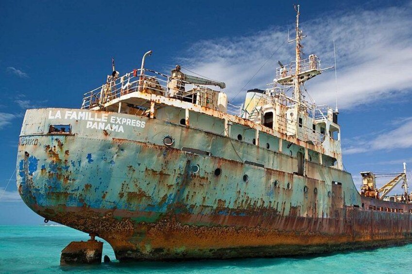 Een verroest vrachtschip genaamd 'La Familia Express Panama' in de oceaan. 3