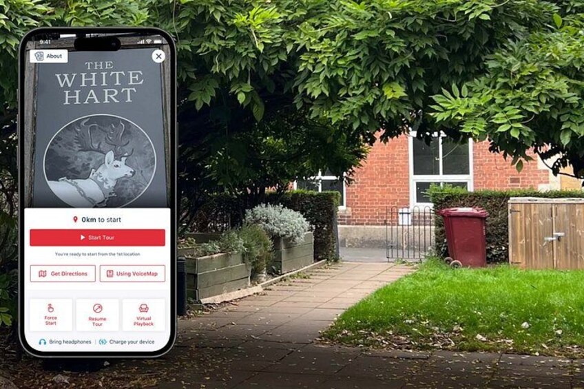Ein Smartphone zeigt eine Tour-App mit einem Bild von einem Reh, einer Startschaltfläche sowie Optionen für Wegbeschreibungen und sprachgesteuerte Navigation. 1