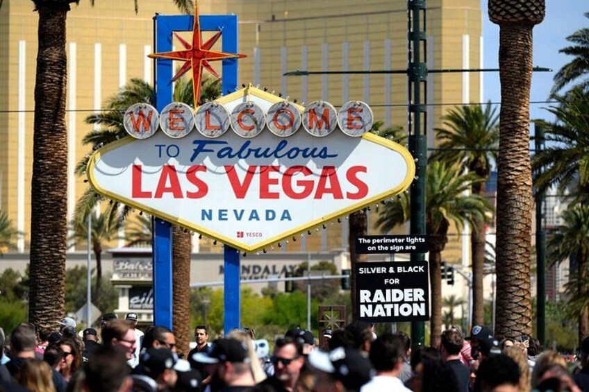Le célèbre panneau de Las Vegas, avec une foule devant. 2