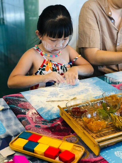 Un niño jugando con bloques de colores sobre una mesa. 5
