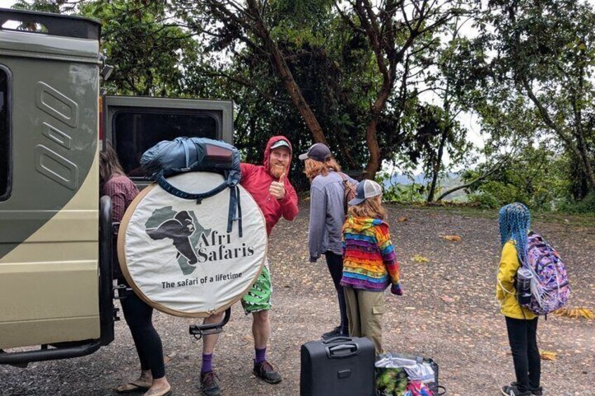 Un groupe de personnes chargent des bagages et du matériel de camping dans un véhicule. 2