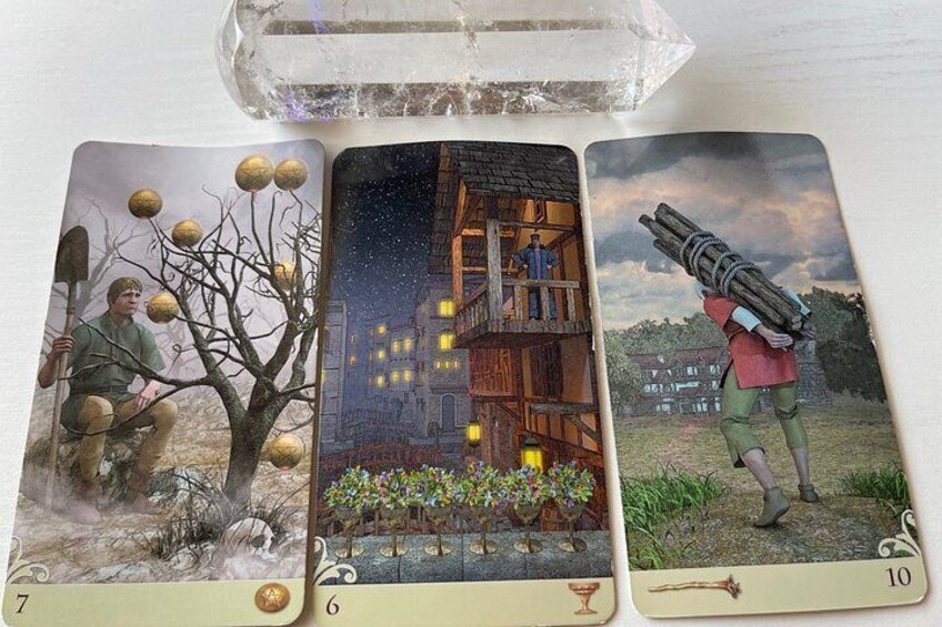 Tre tarotkort med illustrationer af en mand med en skovl, et hus om natten og en mand der bærer en stor pakke. 4