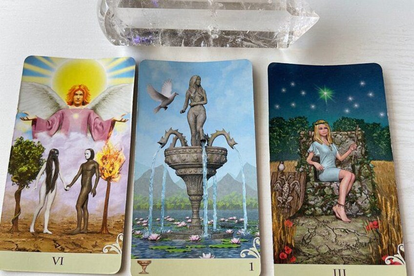 Tre tarotkort med distinkta illustrationer. 2