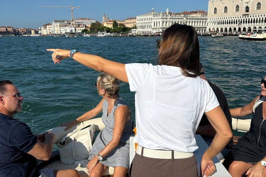 Un recorrido en barco con pasajeros disfrutando de la vista de los edificios históricos y canales de Venecia. 3