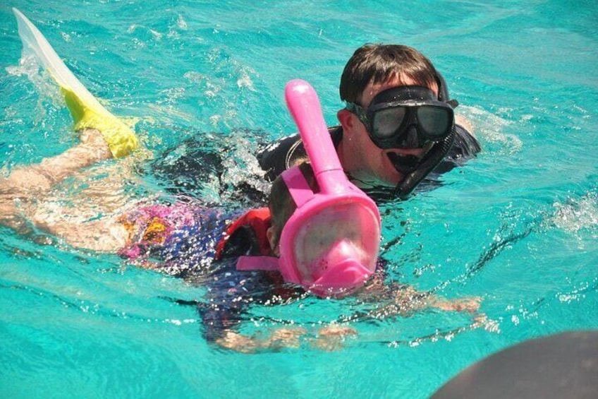 Une personne nageant dans une piscine avec un tuba et des palmes. 5