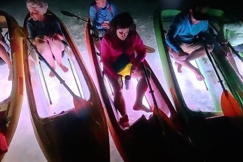 Des personnes dans des canoës sur une rivière brumeuse. 5
