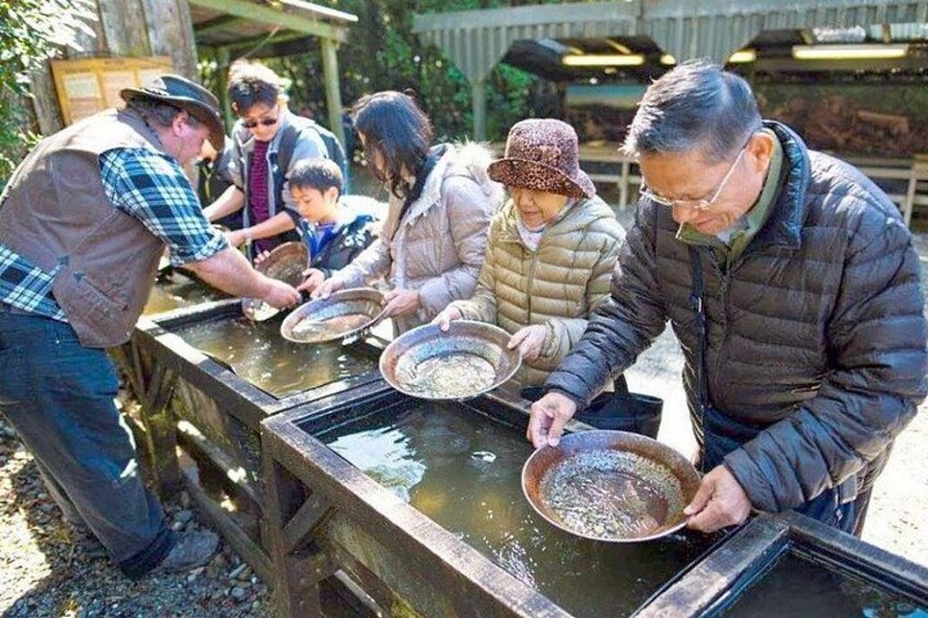 Des personnes travaillent dans une station d’épuration de l’eau et utilisent de grands récipients pour filtrer l’eau. 2