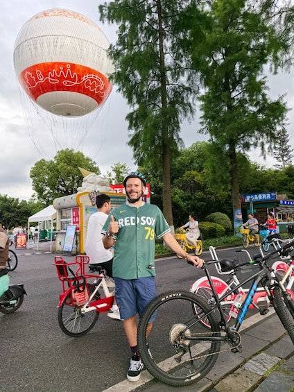 Picture 7 for Activity Wuhan: East Lake Guided Bike Tour with Gift Pack 5