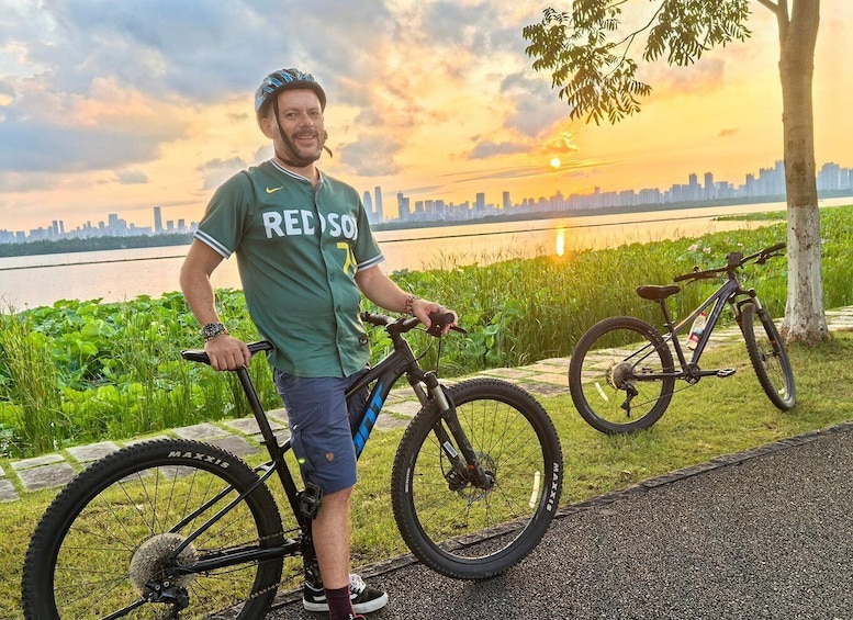 Picture 58 for Activity Wuhan: East Lake Guided Bike Tour with Gift Pack 4