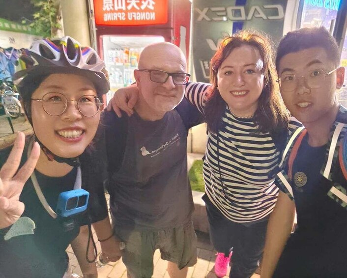 Wuhan: East Lake Guided Bike Tour with Gift Pack 1