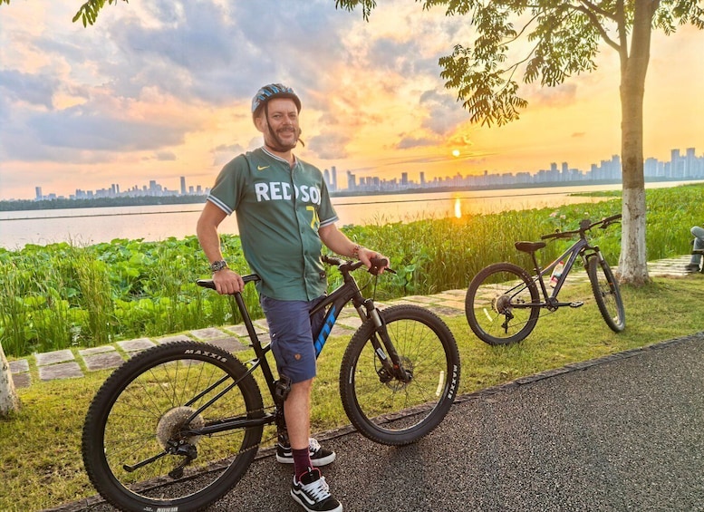 Picture 2 for Activity Wuhan: East Lake Guided Bike Tour with Gift Pack 2
