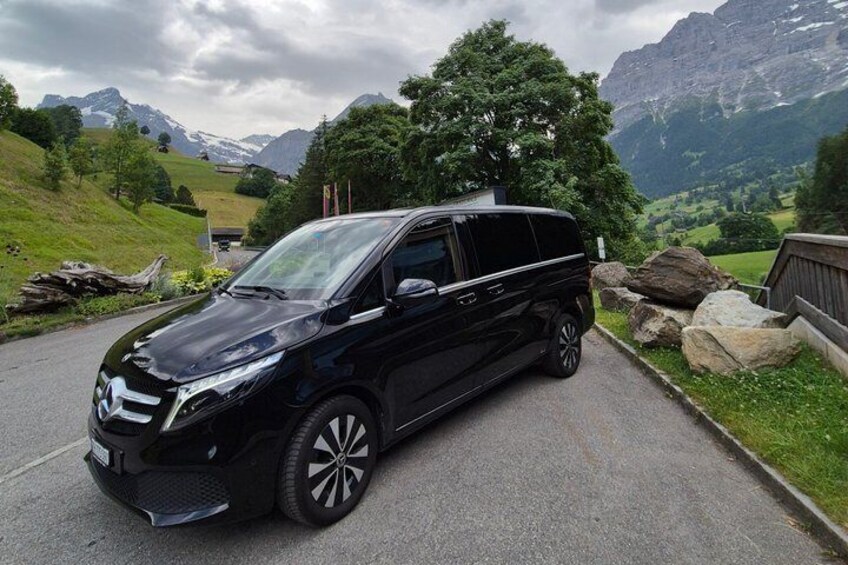 Un SUV negro estacionado en una carretera con un paisaje montañoso al fondo. 5