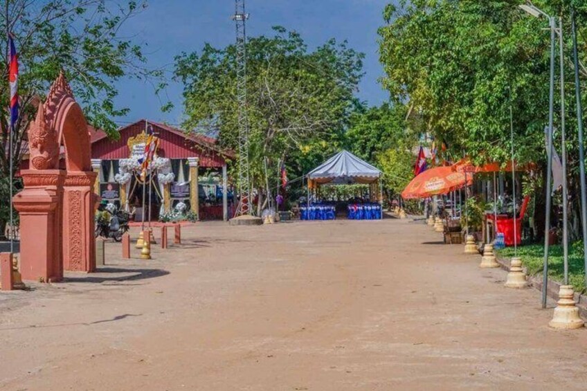 Private E-Bike Tour of Rolous Group and Sunset at Kompong Kleang 1