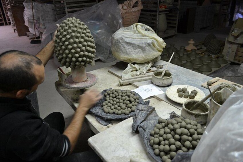 Un atelier de poterie où l’on peut modeler de la terre et utiliser des tours de potier. 5