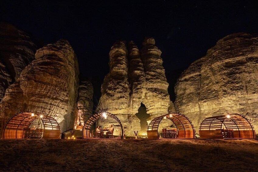 Une formation rocheuse dont la base est agrémentée de structures illuminées. 3