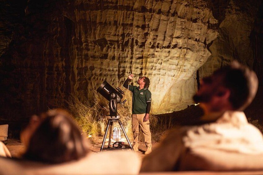 Eine Person benutzt ein Teleskop in einer Höhle. 3
