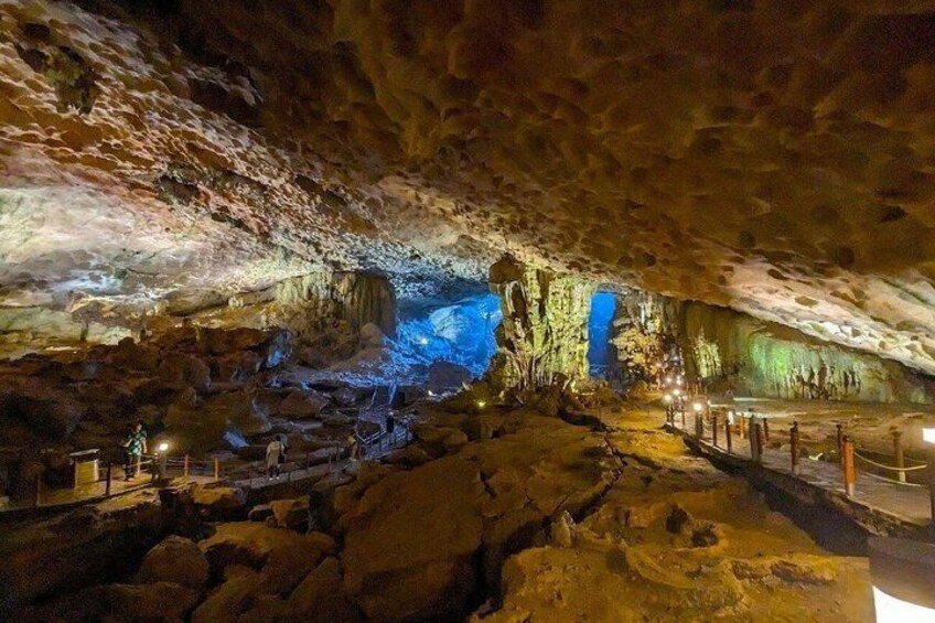 Eine Höhle mit Stalaktiten und Stalagmiten, beleuchtet durch künstliches Licht. 4