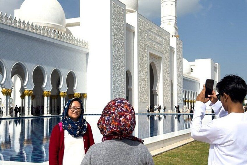 Capture stunning photos at the world famous Sheikh Zayed Grand Mosque 1